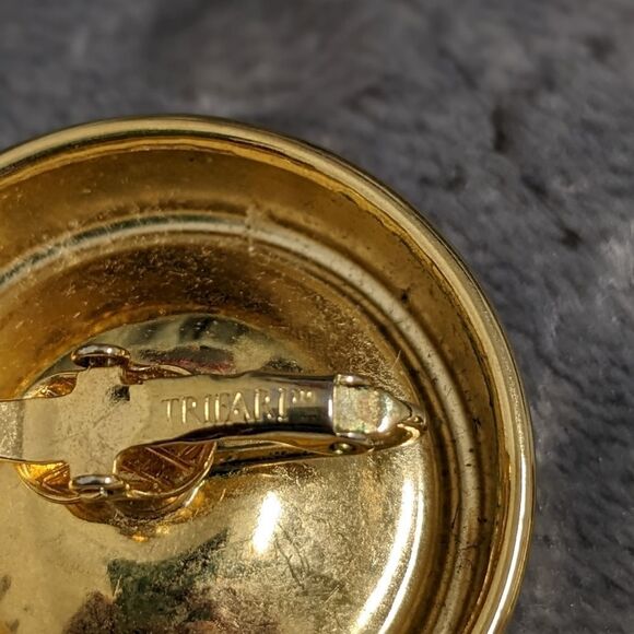 Vintage Trifari Goldtone & White Large Button Clip Earrings - Picture 6 of 9